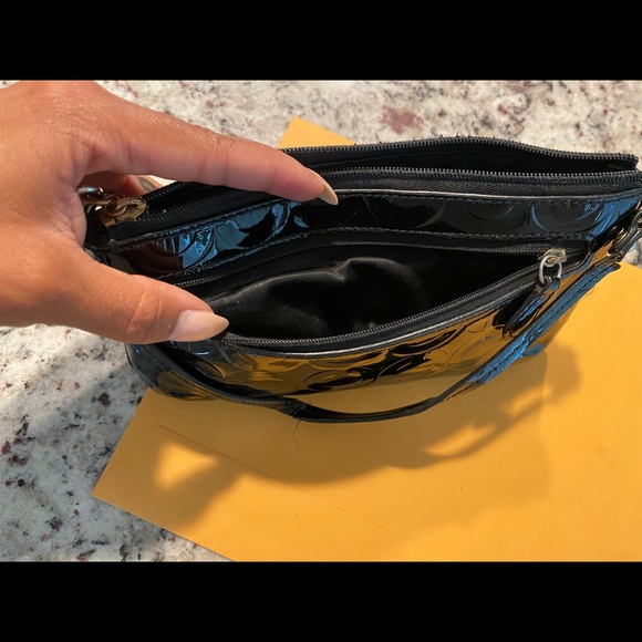 Clutch Peyton Op Art Embossed Gogo Black Patent Leather Wristlet - Picture 6 of 7